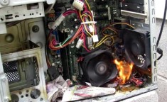电脑着火了应该怎么办 电脑冒烟起火时正确的做法